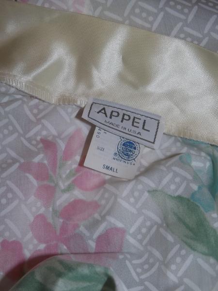 Lovely Vtg SPRING SEASON FLORAL ROBE S Lightweight Crisp Fabric Wrap Around NWOT