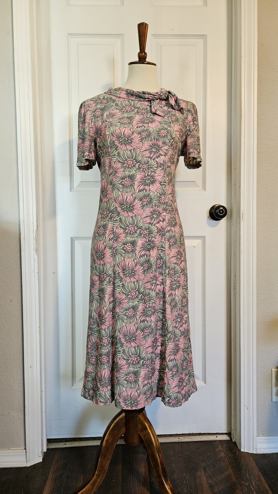 Vintage 1960s Pink Grey Floral Short Sleeve Midi Dress Size Medium