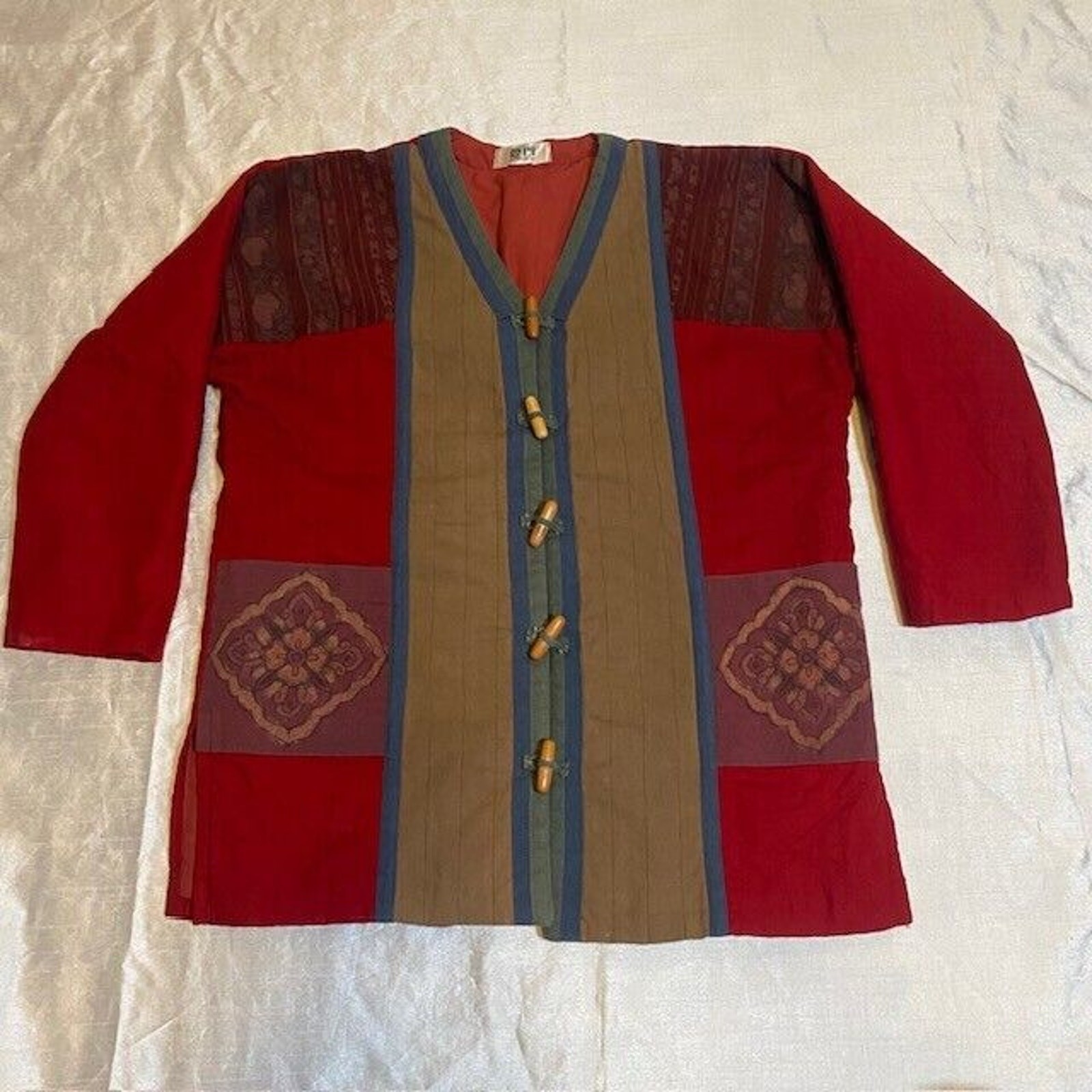 Quilted Womens Medium Blanket Jacket Coat Wood Buttons Red Multicolor Vneck