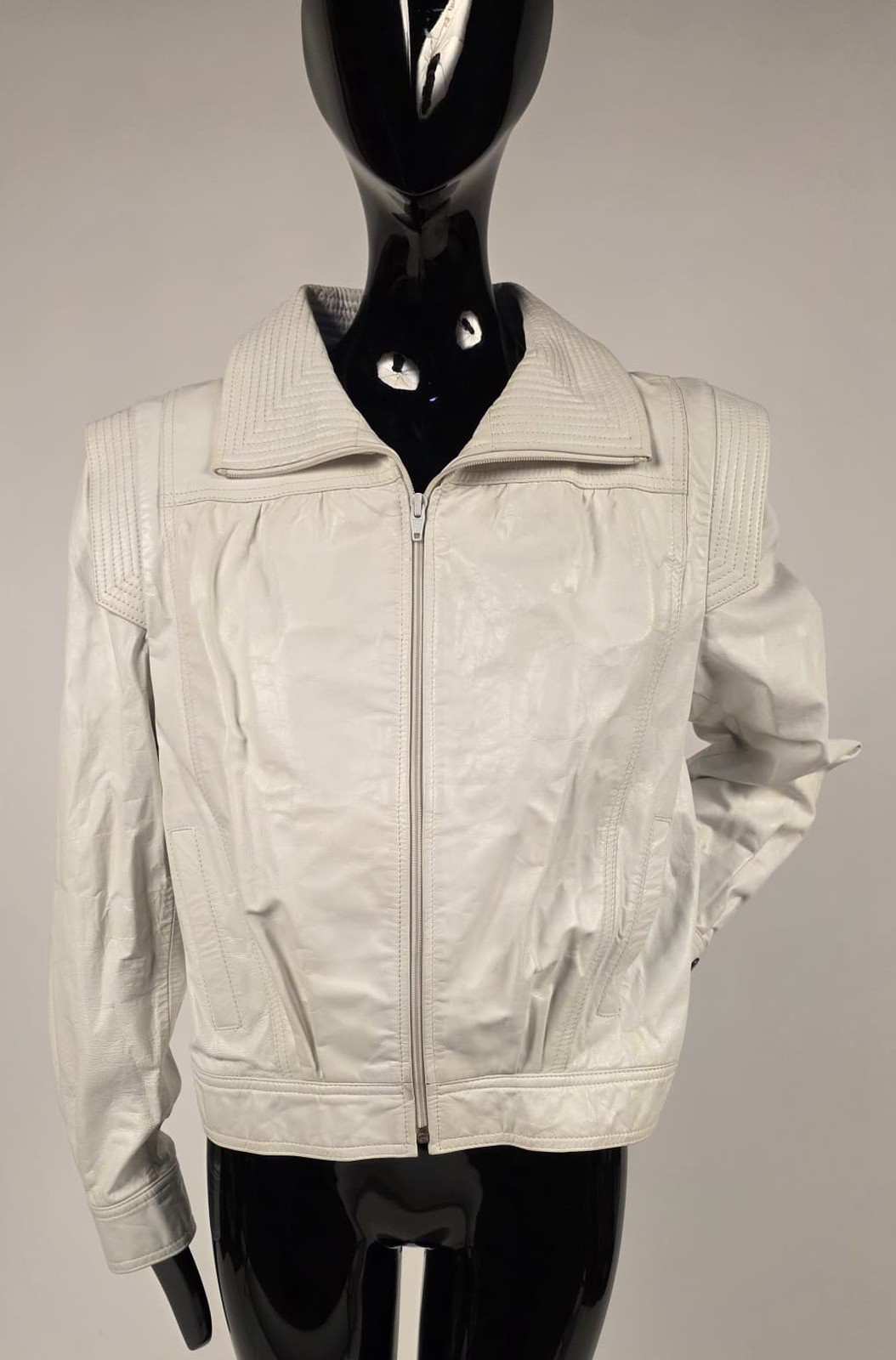 VINTAGE 1980’S WHITE PLEATHER JACKET W QUILT STITCH SHOULDERS + COLLAR