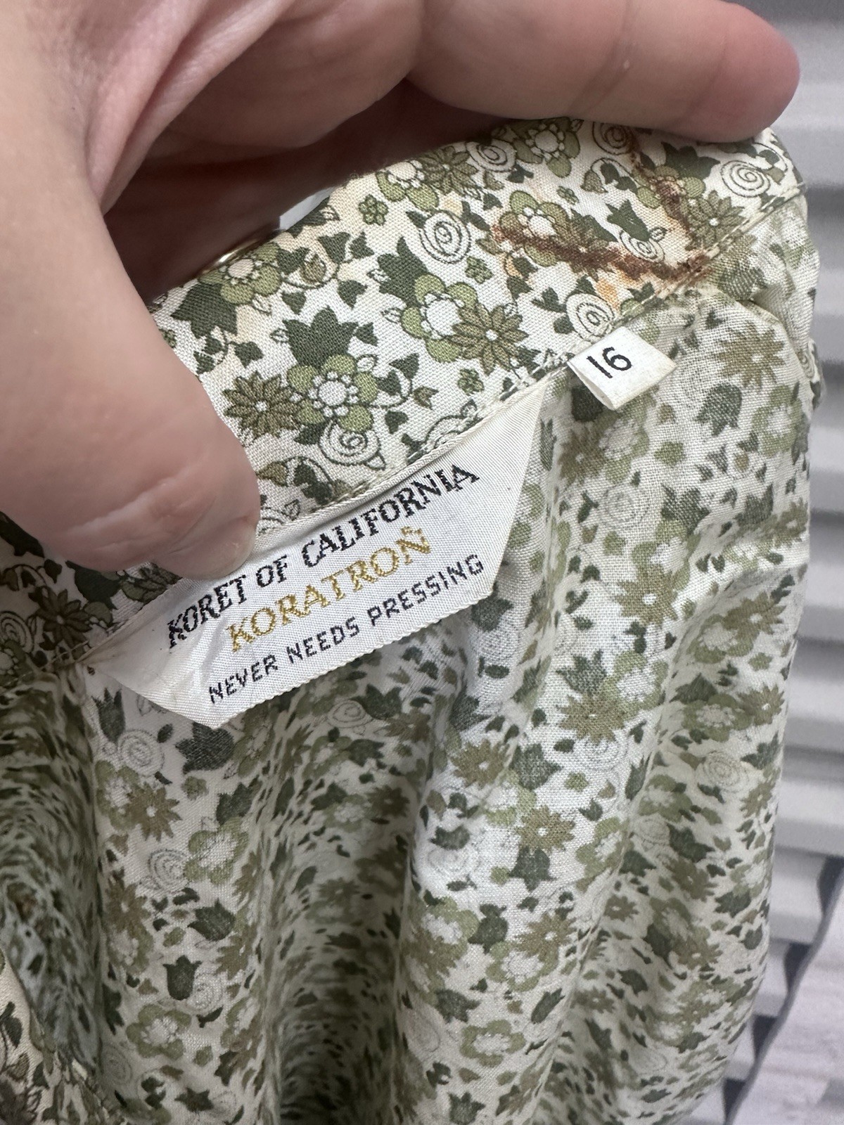 1960s Loop Collar Cotton Floral Green White Blouse Cuff Sleeve M/L Flawed