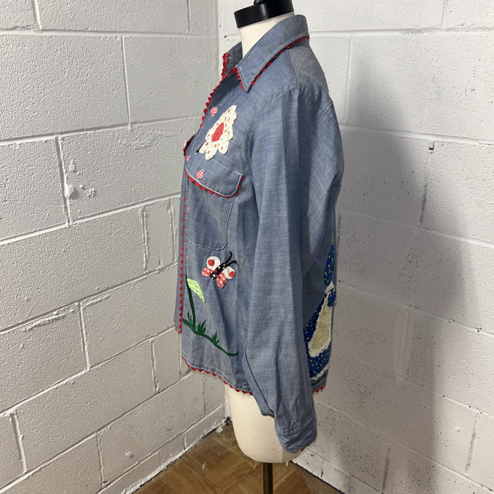 VTG Chambray Hand Embroidered Shirt Blue Floral Bee Holly Hobby Big Mac Med E4