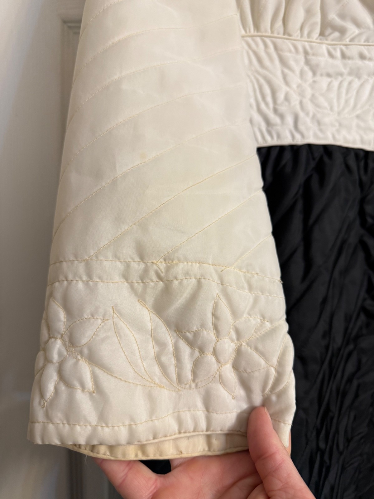 Vintage 1960’s Dynasty Black and White Quilted Robe Dressing Gown Classy Petite