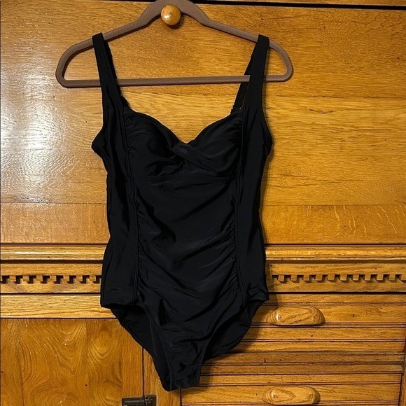 Merona Retro Glam Classic Black Twist Front Ruched One Piece Swimsuit Padded