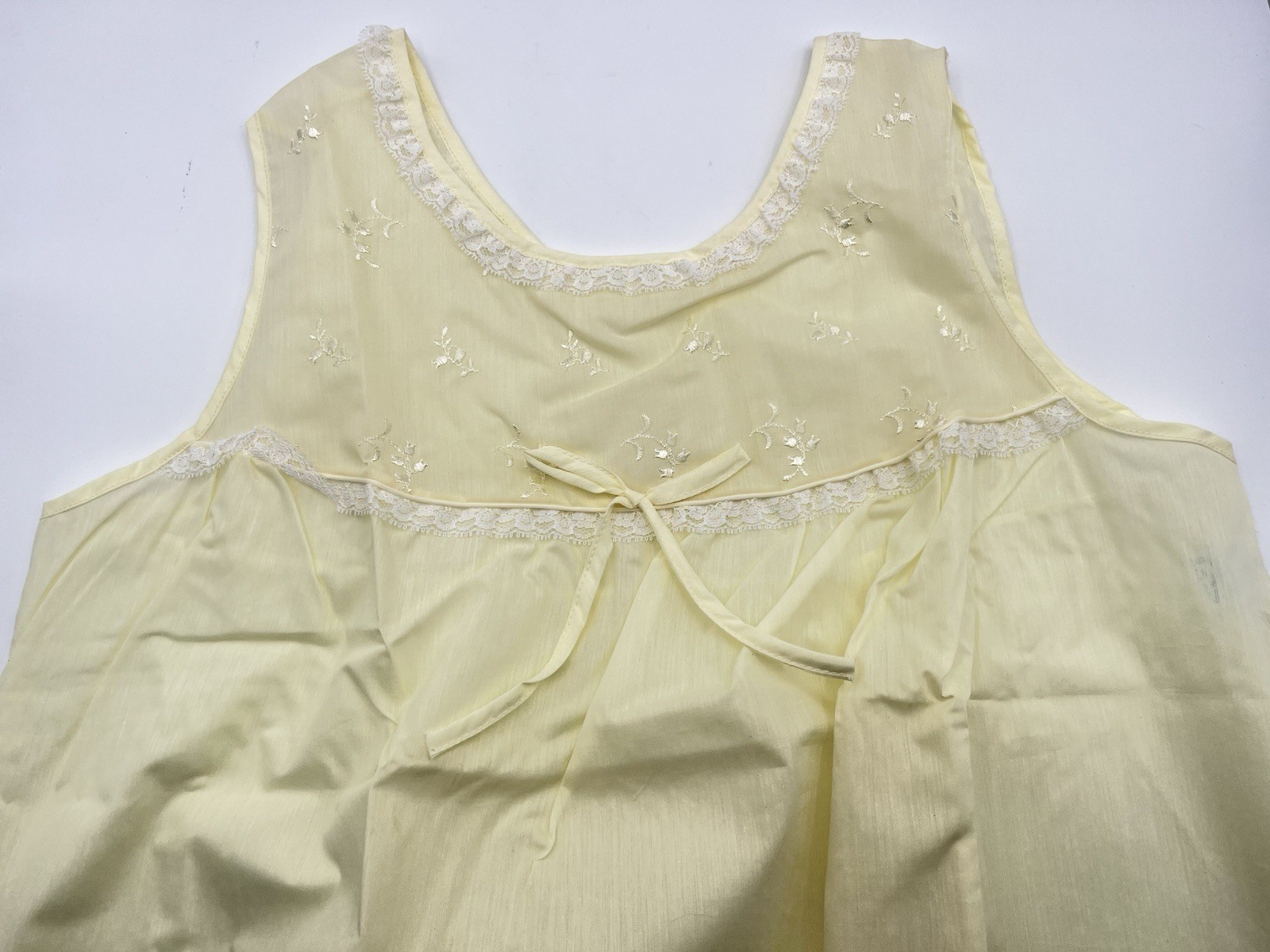 Vintage 60s Grants ISIS Yellow Babydoll Nightgown Floral Embroidery Size Medium