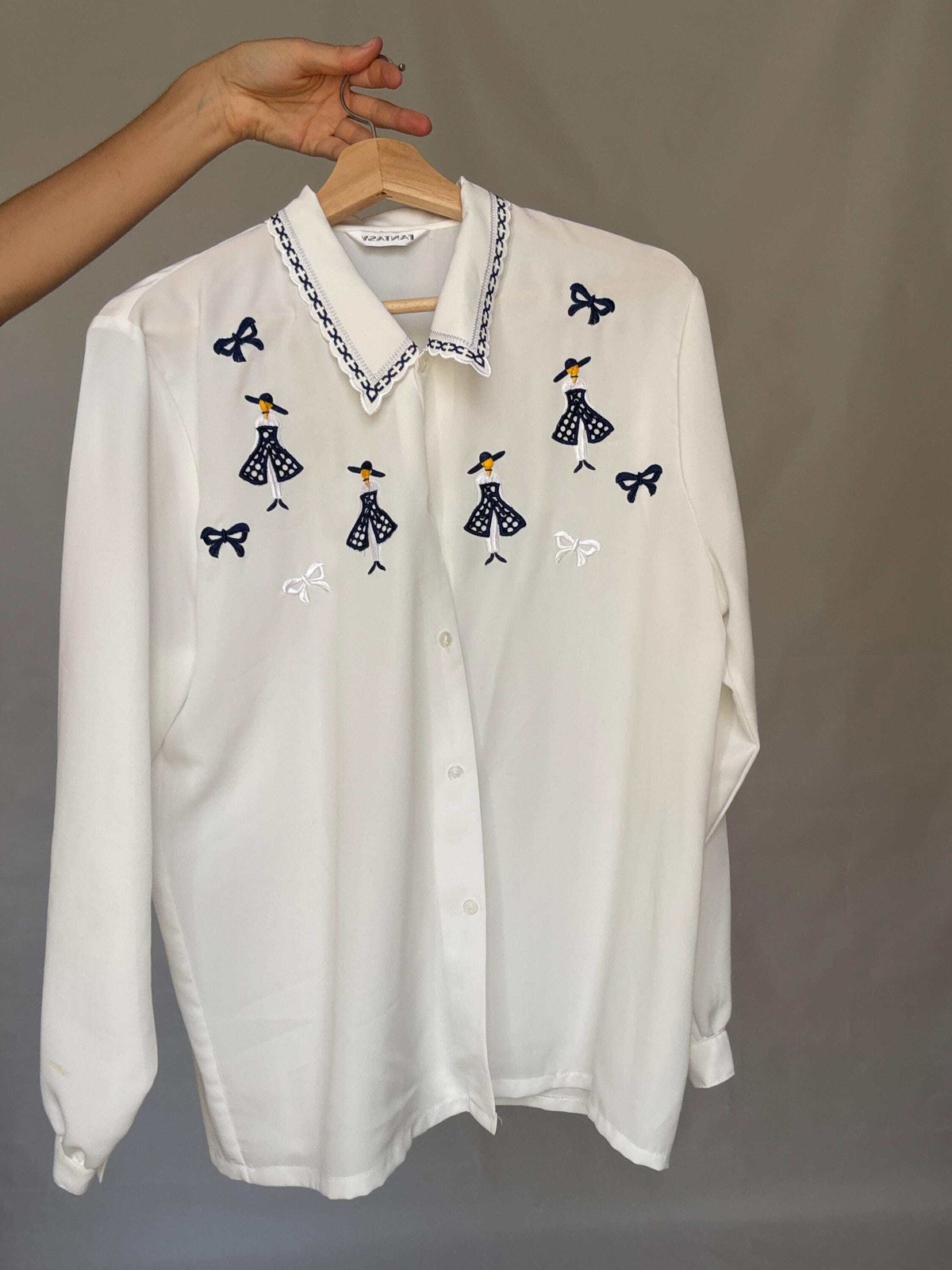 Vintage white embroidered blouse with navy bow and girl motif, US L