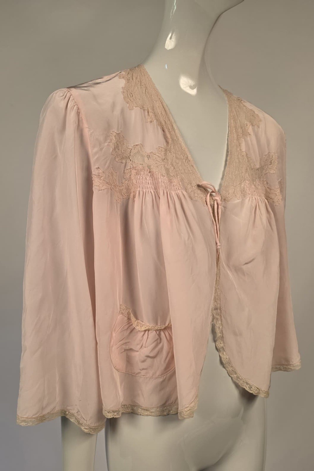 ANTIQUE 1930’S PETAL PINK RAYON BED JACKET W LACE TRIM