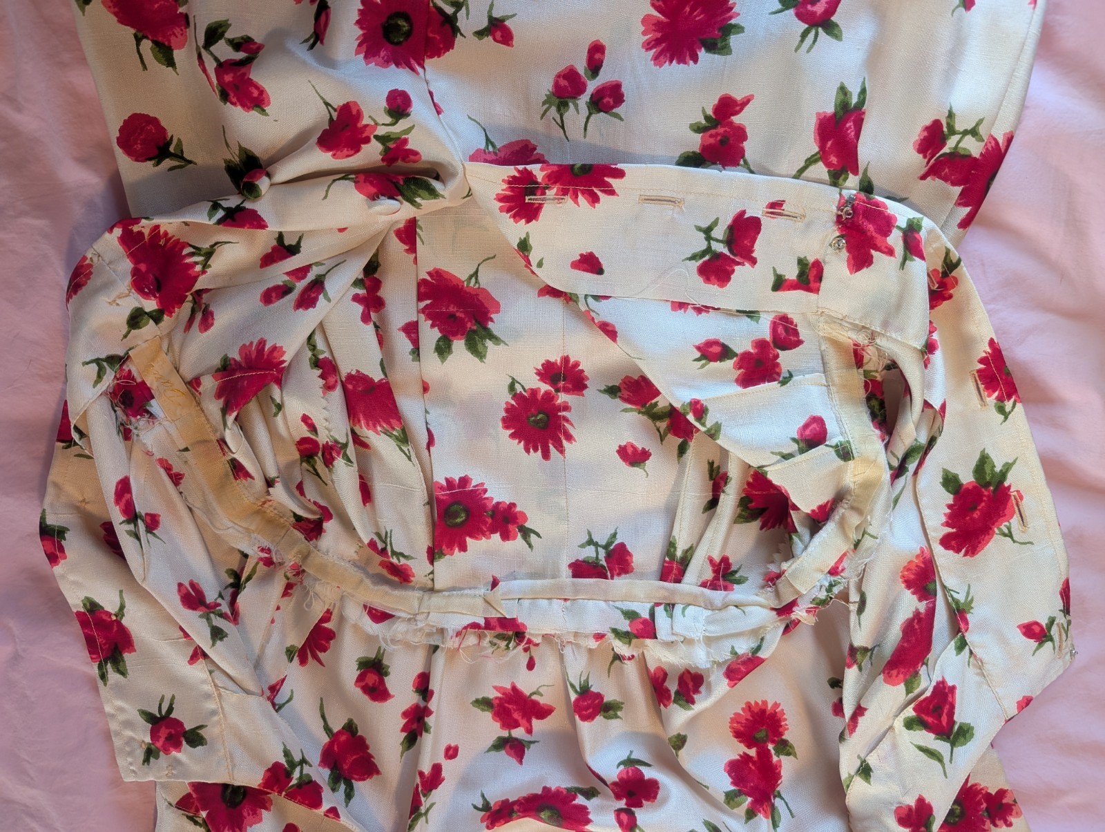 1950s 1960s Day Dress Red Floral Silky Fabric Covered Buttons Straight Skirt S/M