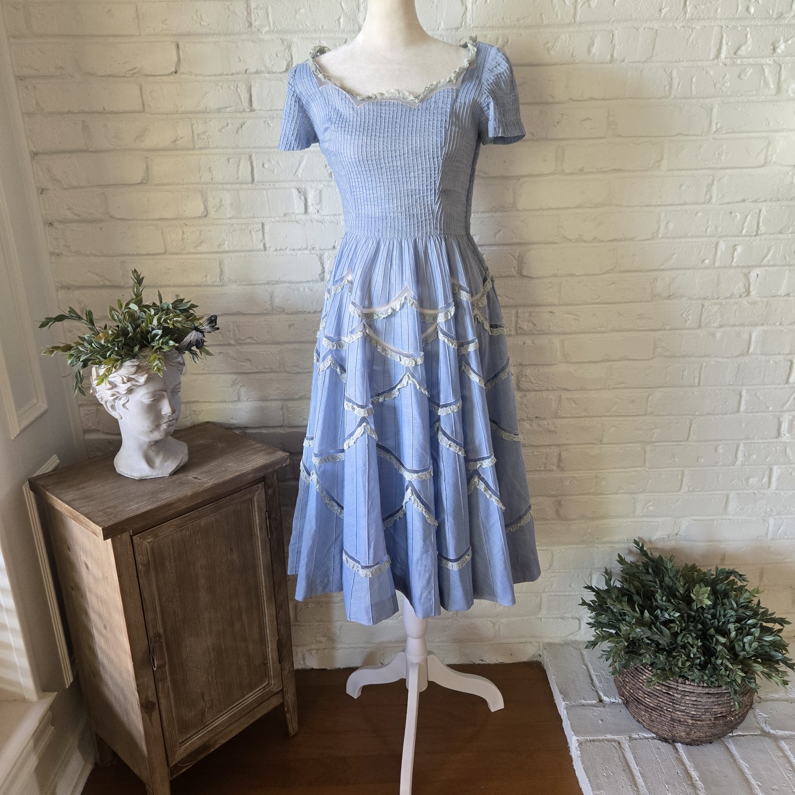 Vtg 1950s 60s Scalloped Lace Dress, XS, Cornflower Blue, Cotton Chambray