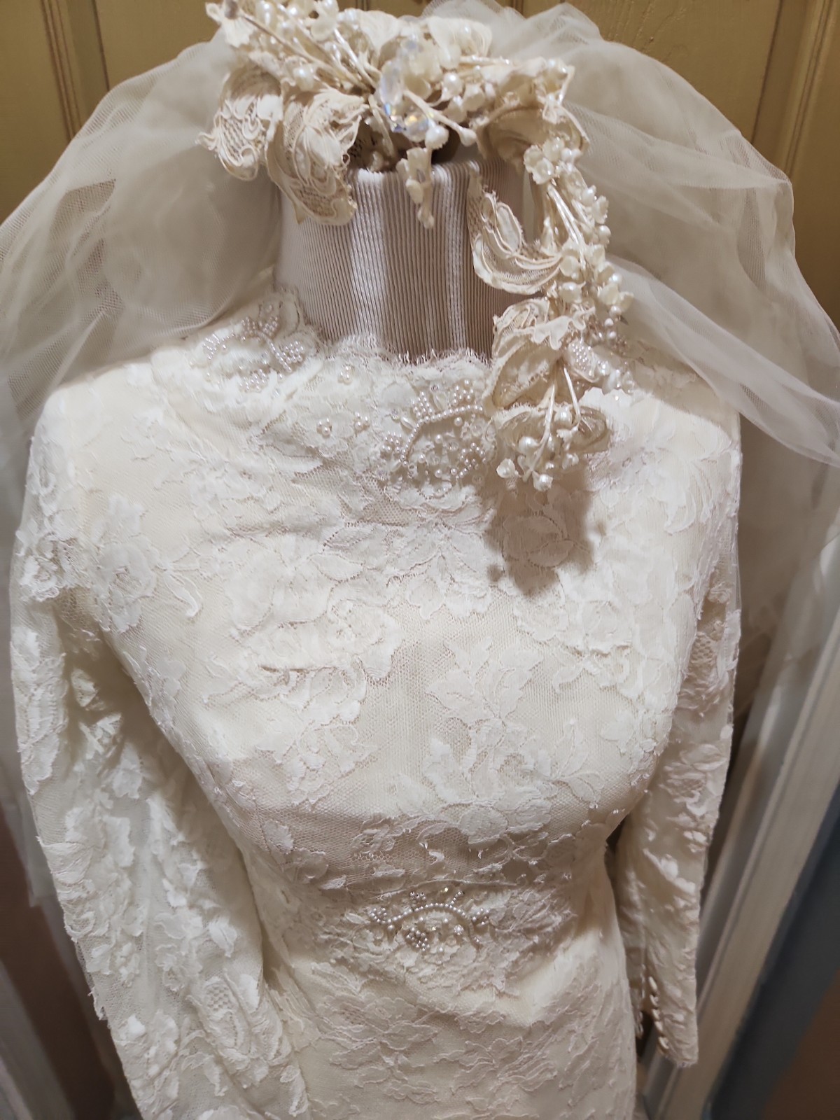 VTG 1960s Alfred Angelo Edythe Vincent Lace Gown Veil Set