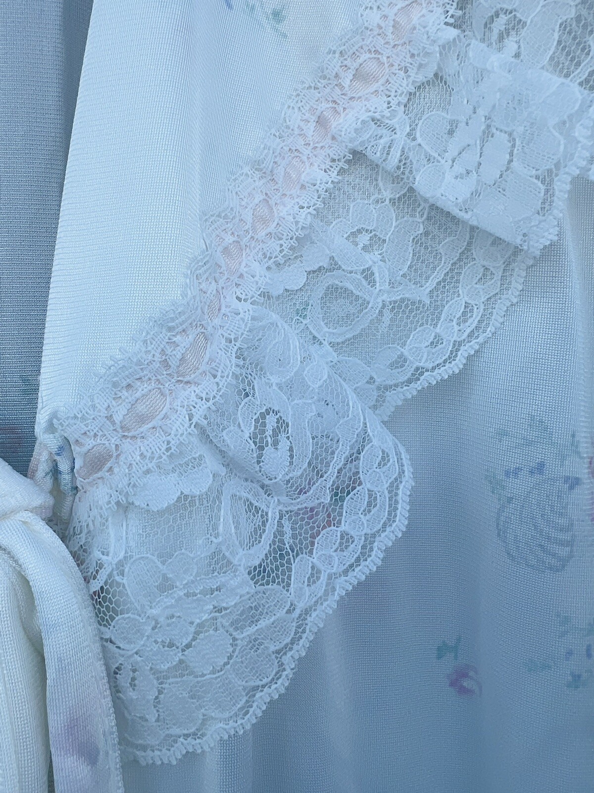 SOFT MOMENTS New York medium robe vintage LONG WHITE NYLON TIES AT NECK LACE