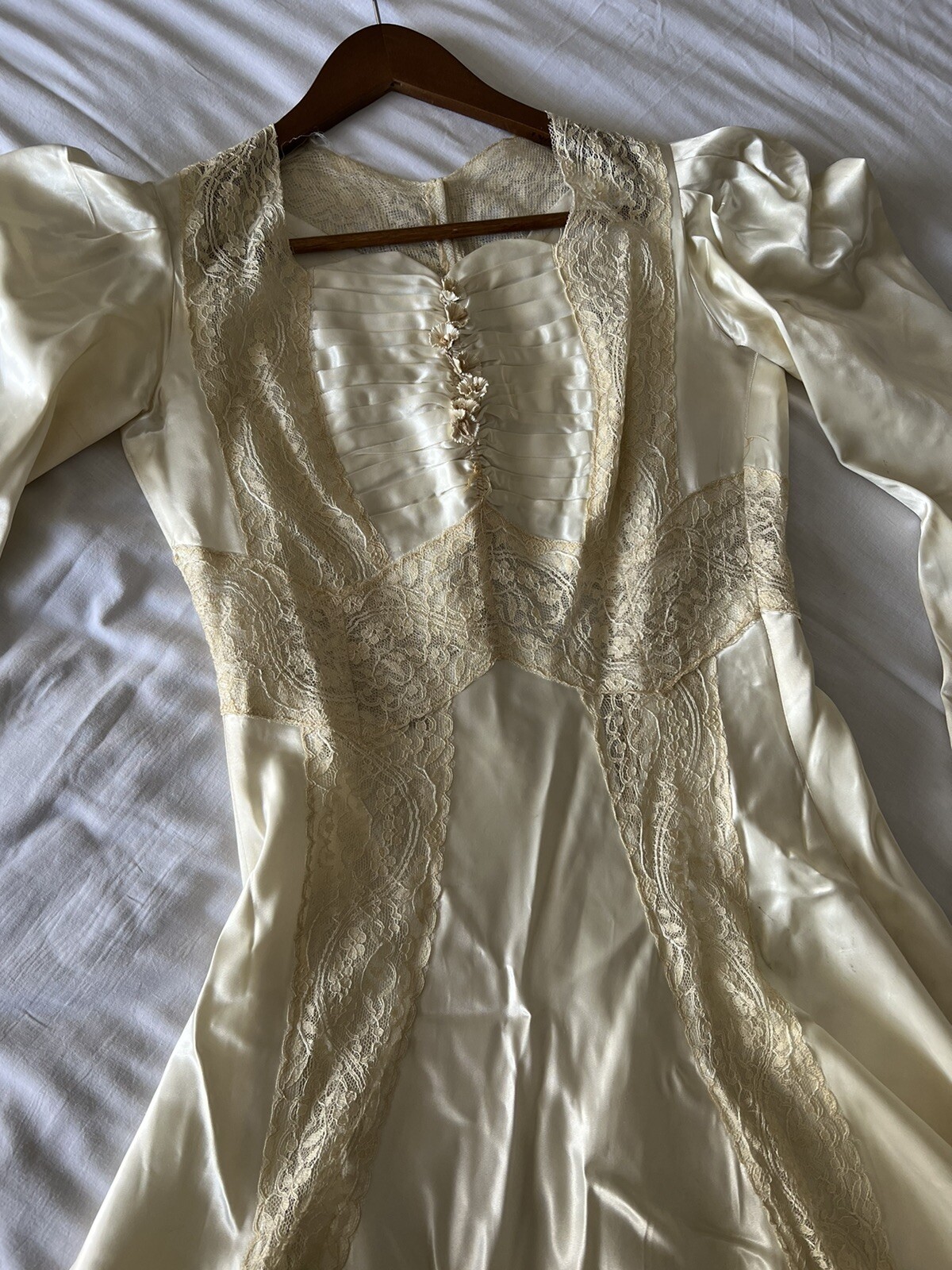 VINTAGE SILK AND LACE WEDDING DRESS ECRU SMALL/X SMALL