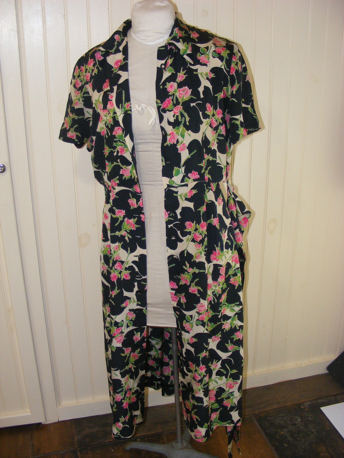 40s RAYON DRESS FLORAL PRINT BELTED BUTTON UP FULL SKIRT LIGHTWEIGHT 38″ X 30″ M