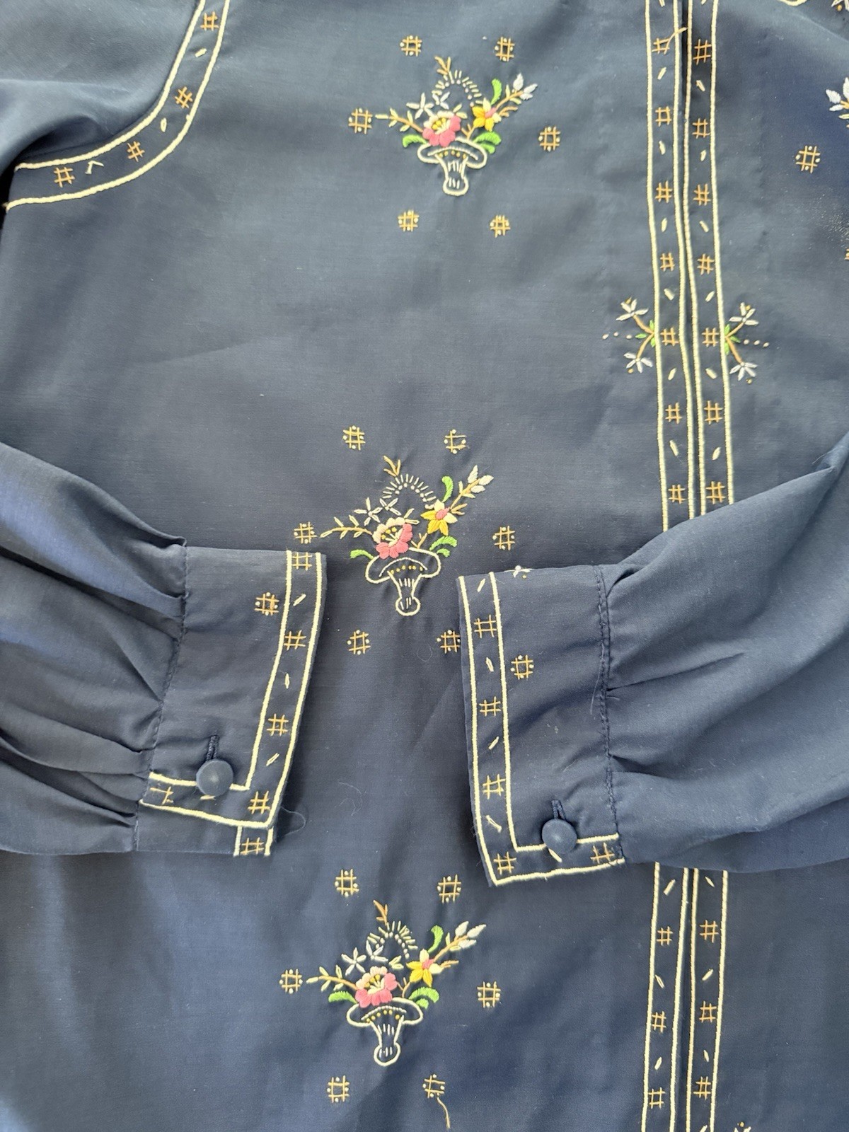 VINTAGE Hand Embroidered xL Daffodil Floral Blouse Navy, Long Sleeve