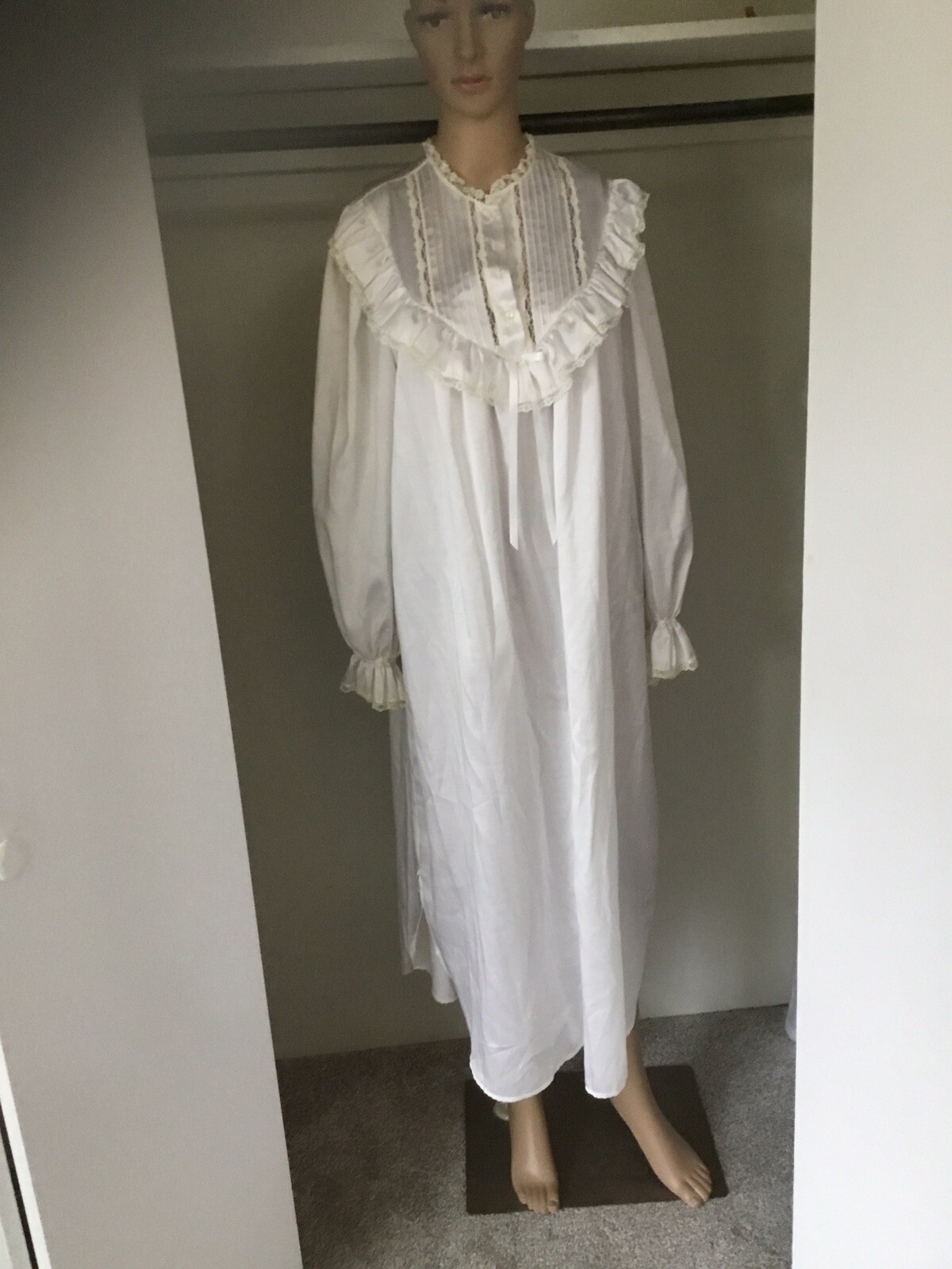 Miss Elaine vintage M nightgown Ivory Long Sleeve poly satin lace bodice USA