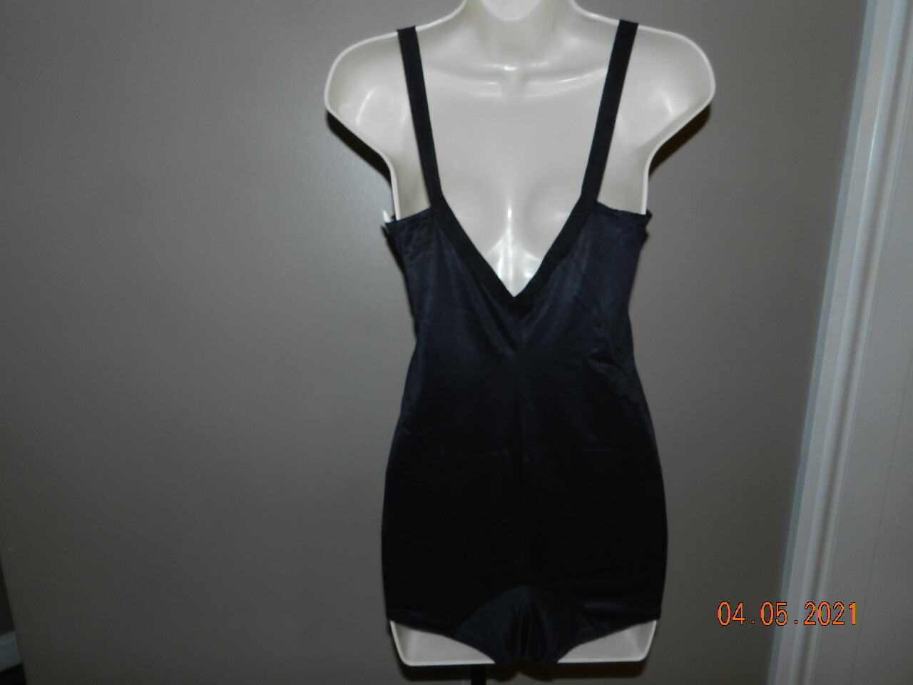 Vintage shaper black 36D 562M Pin-up lace trimmed cups sexy!