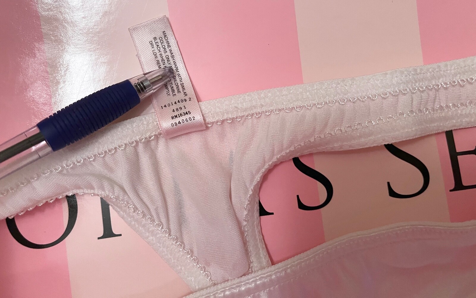 VICTORIA’S SECRET M WHITE SMOOTH SECOND SKIN SATIN VINTAGE RARE THONG PANTIES