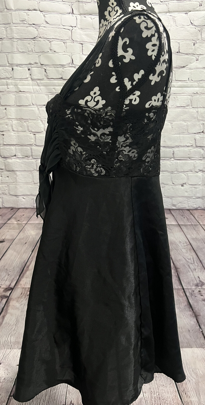 VTG CIRCA 2000 Women’s Black Laced Bodies Flowy Satin Skirt Nightgown Dress L