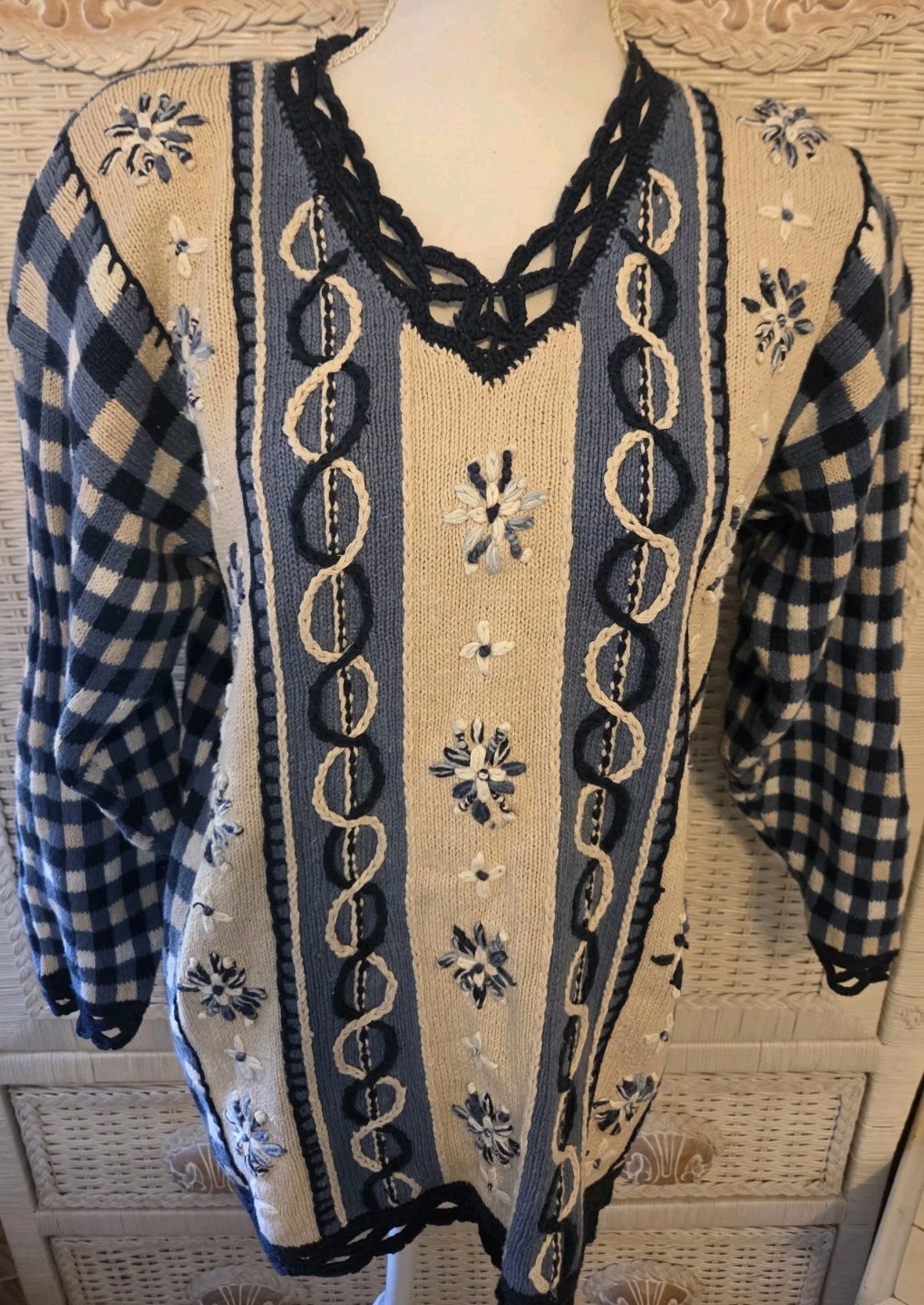 Womens Pullover Embroidered Vintage Scalloped Blue Ivory Sz Med Timeless