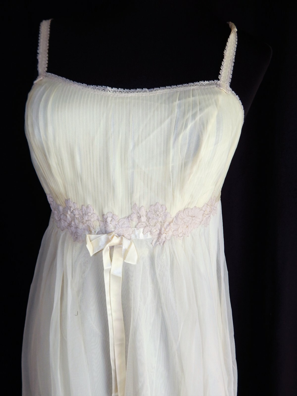 Yellow Vintage Van Raalte waltz gown, SZ 34, Nylon, empire waist/lace trim