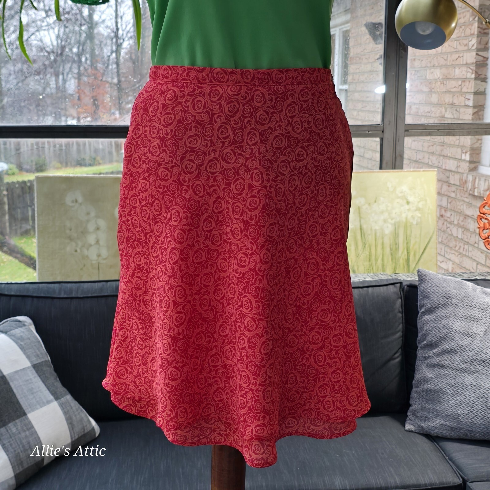 Vintage 90s Tailor B Moss Red Pink Rose Patterned Thin Floral Mini Zip Skirt 4