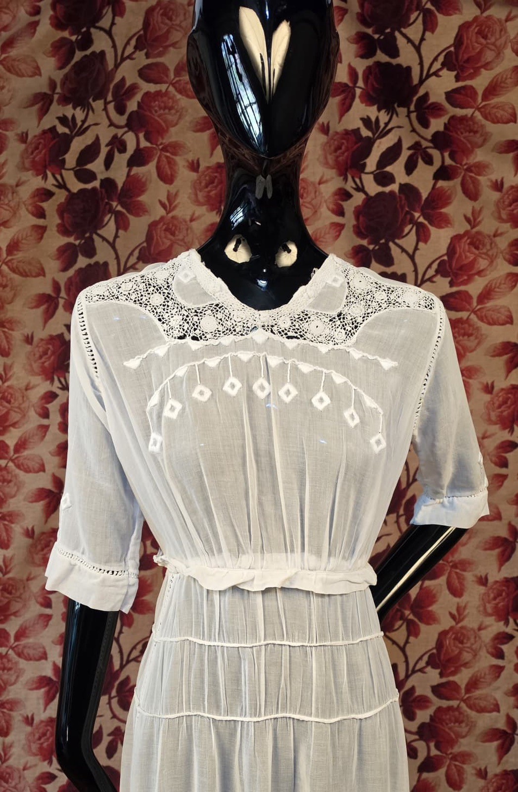 EDWARDIAN WHITE MUSLIN DRESS W RICH EMBROIDERY + LACE INSERTION
