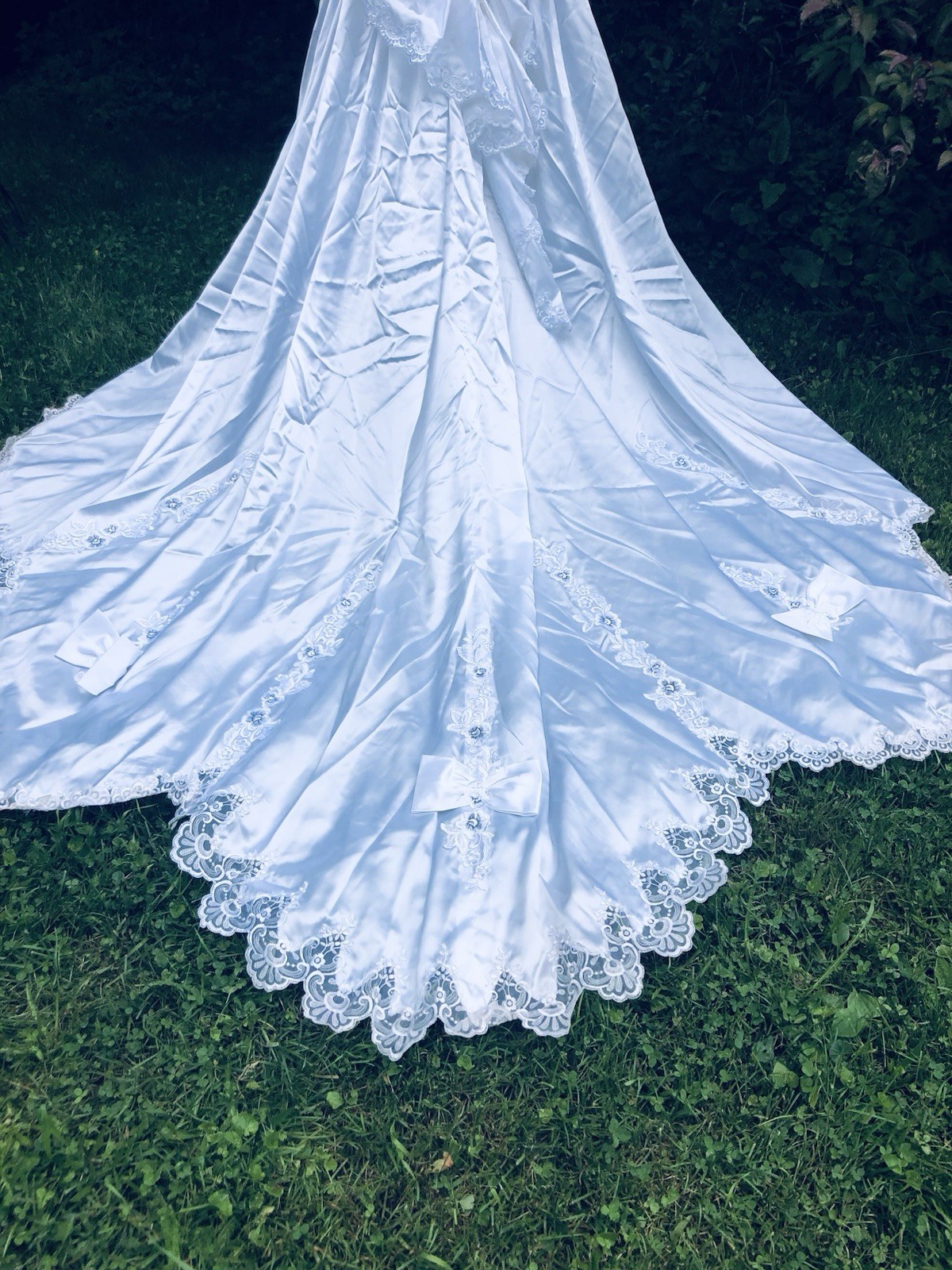 Vintage 1980’s Pearls Floral Appliqués Sequin Lovely Wedding Gown Dress 32-24-62