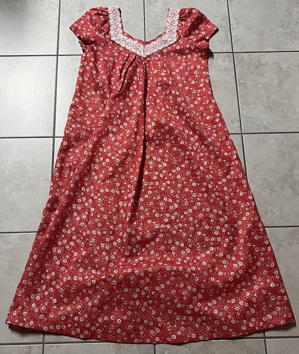Vintage McInerny Dress Hawaii Size 10 Red Flowers Lace Trim Short Sleeve