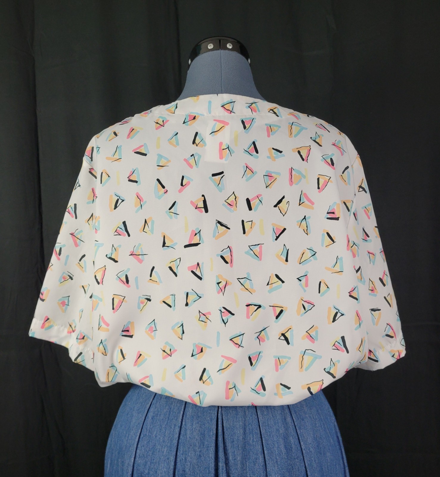 Vintage Alicia S/S Collarless White Blouse w Pastel Triangle Print Size 18