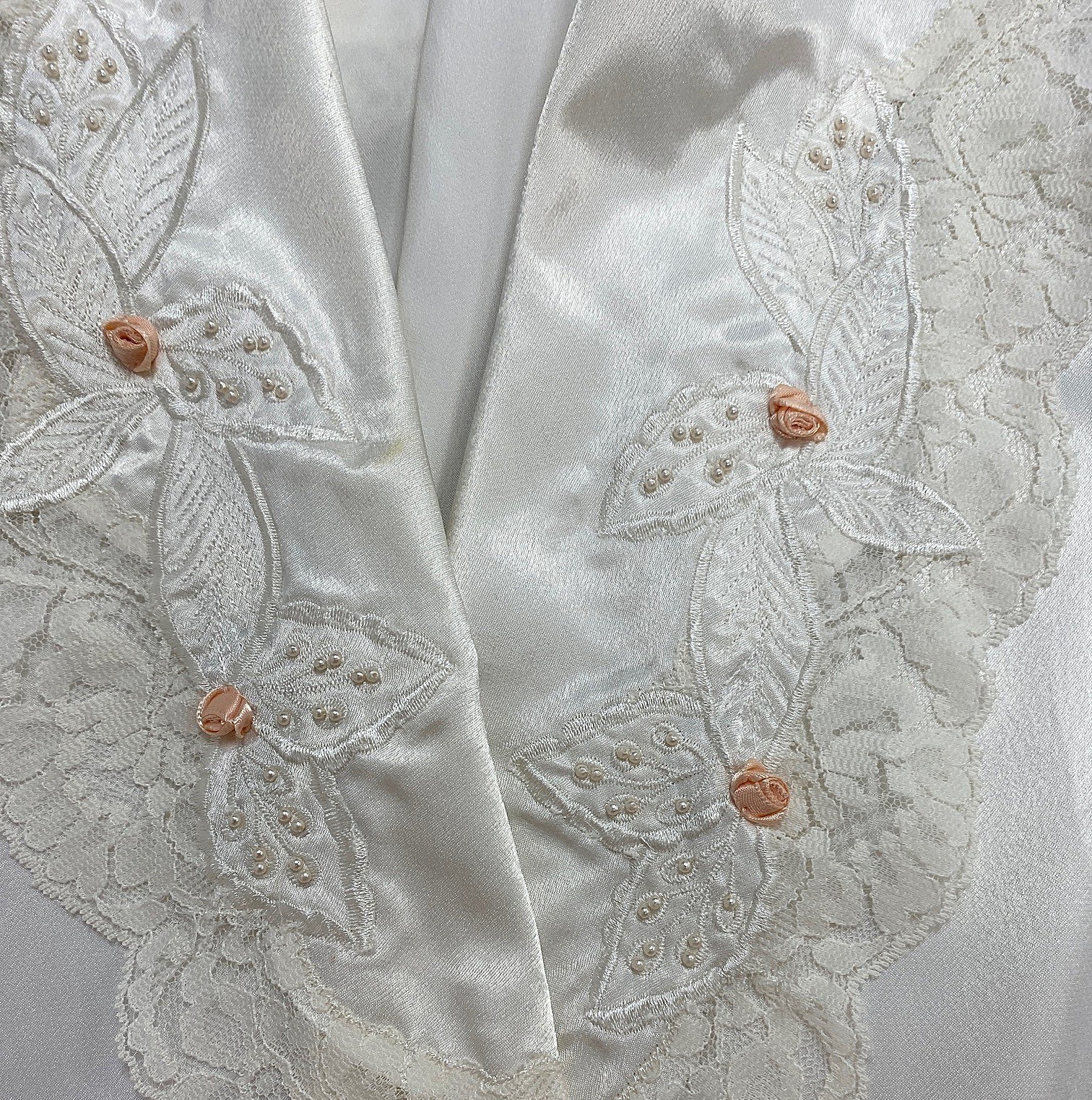 VAL MODE SHORT WHITE VINTAGE WRAP AROUND ROBE WITH EMBELLISHMENTS – Size MEDIUM