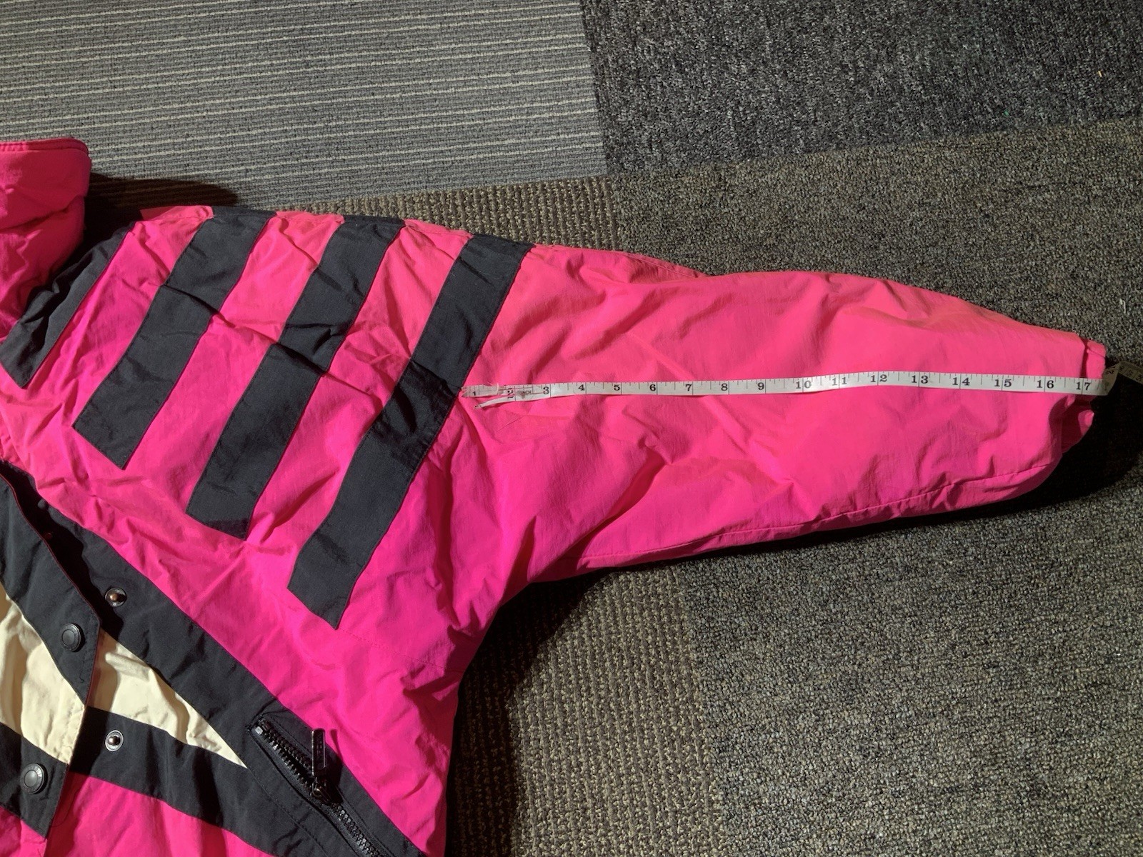 Vintage Womens Tyrolia by Head Size 10 Snow Ski Jacket in Pink