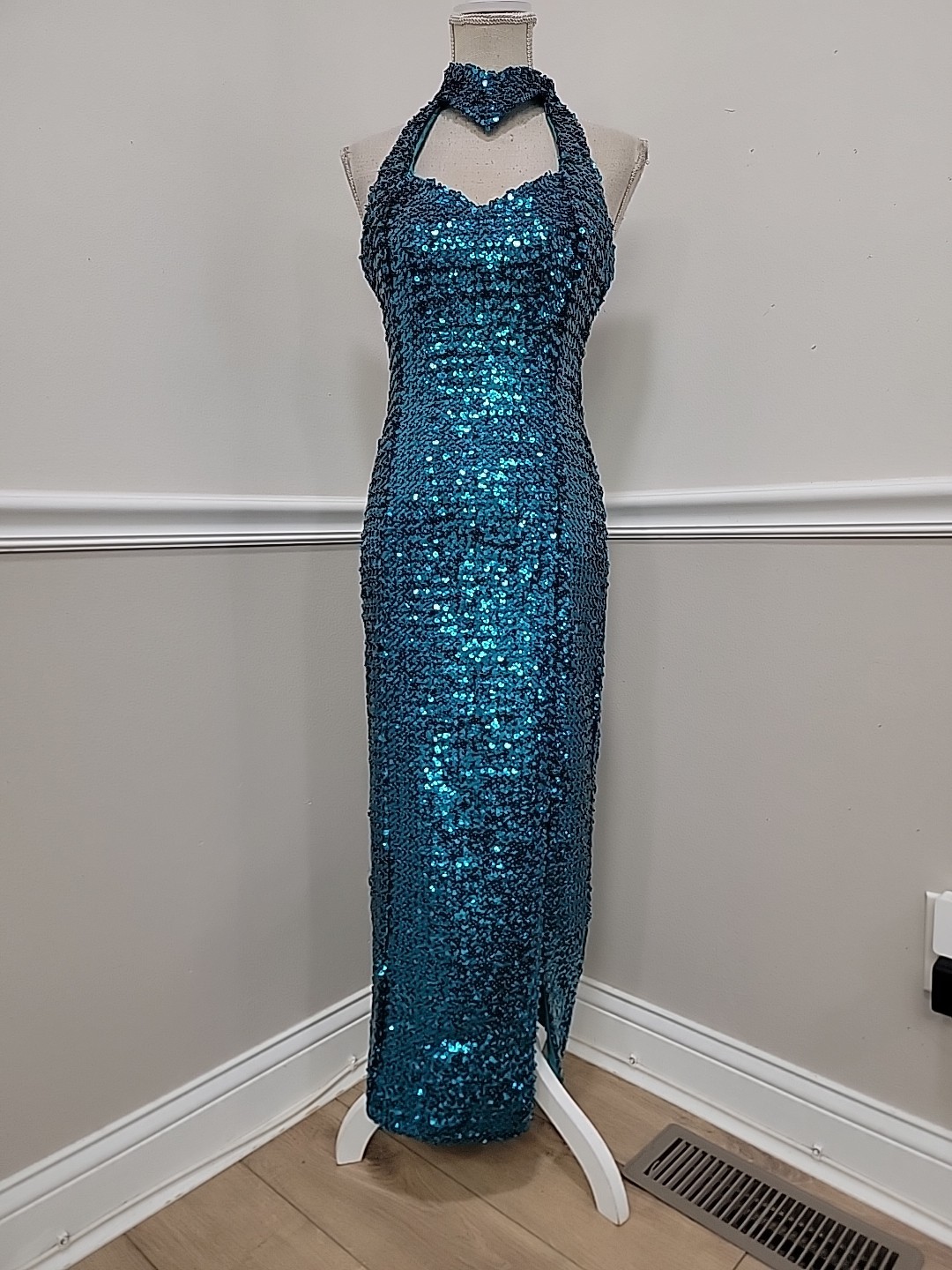 80s Turquoise Sequin Halterneck Evening Gown/Figure-Hugging Maxi Dress/ Cocktail