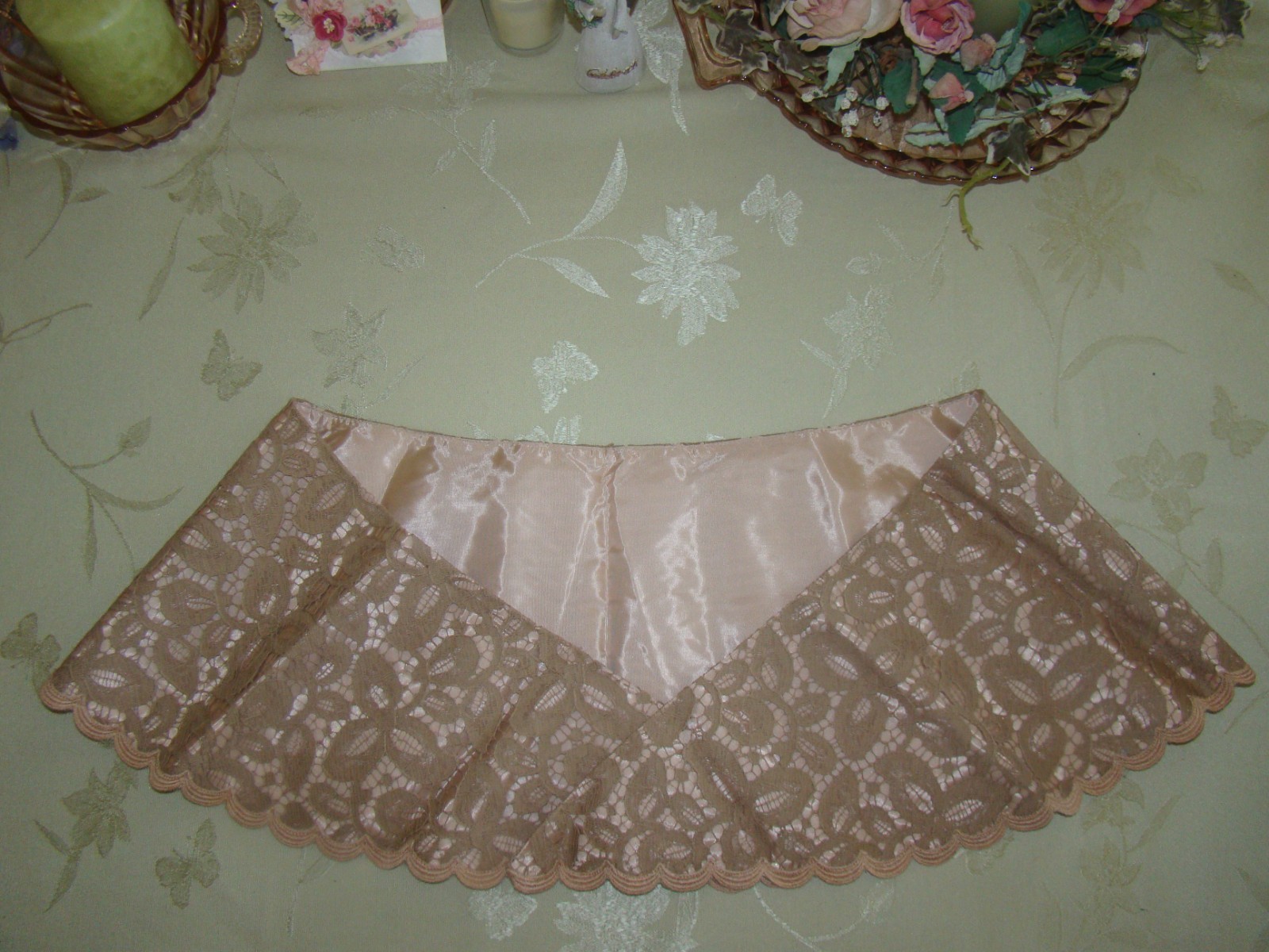 RARE MID CENTURY CUSTOM DETACHABLE CAFE AU LAIT FABRIC LACE COLLAR STOLE CAPE