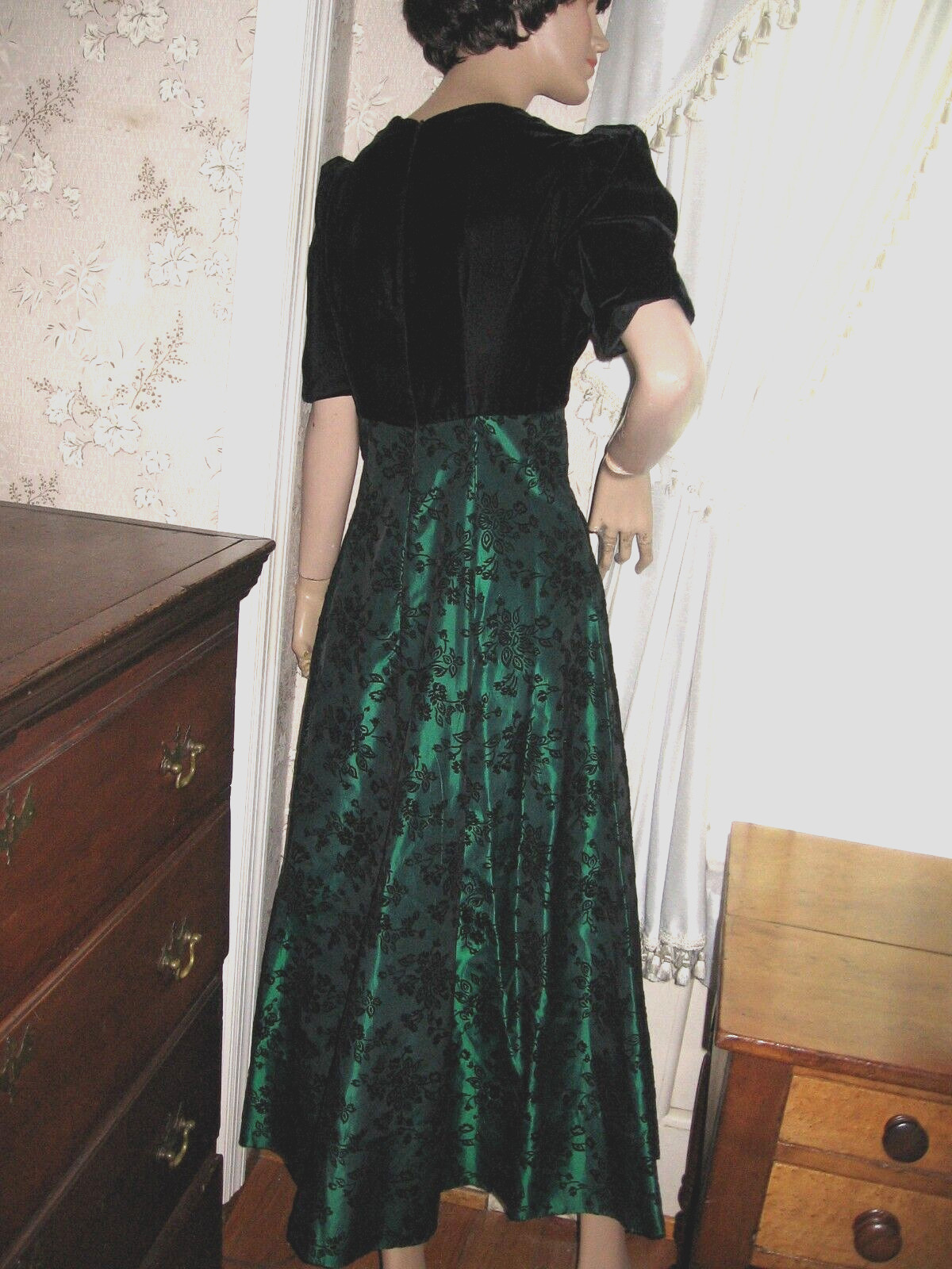 LOVELYVINTAGE SOUTHEASTERN IRIDESCENT GREEN/BLACK VELVET FLOCKED BROCADE DRESS-6