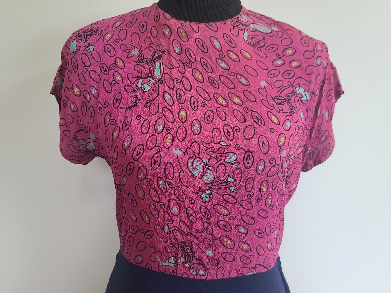 Vintage 1940s Genie Deer Animal Novelty Print Dress Pink Blue Rayon (Waist 27″)