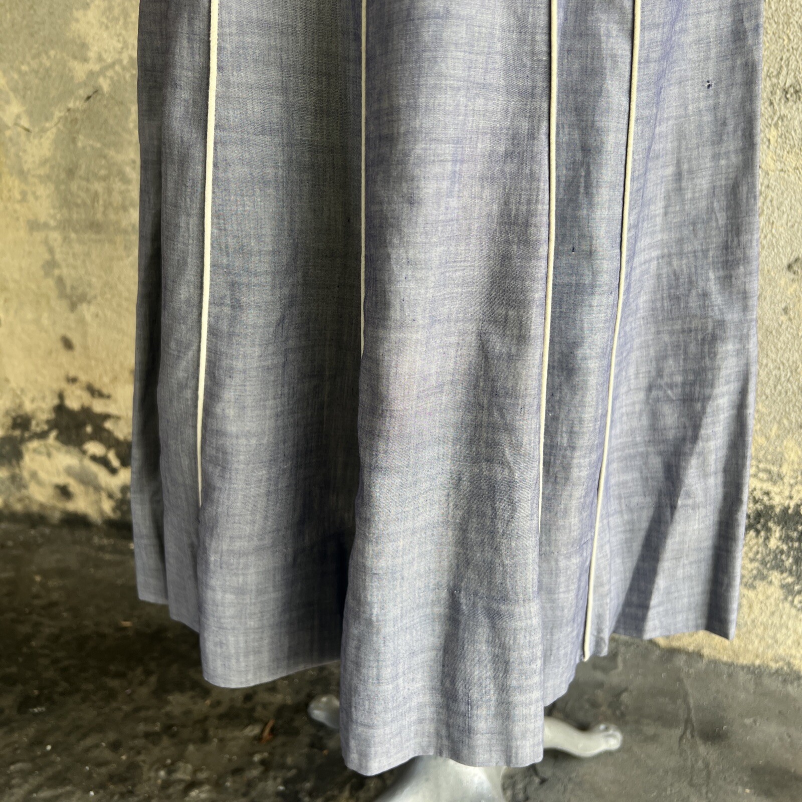 Vintage 1930s Blue Chambray Cotton Midi Dress Bust Pockets Shell Shaped Buttons