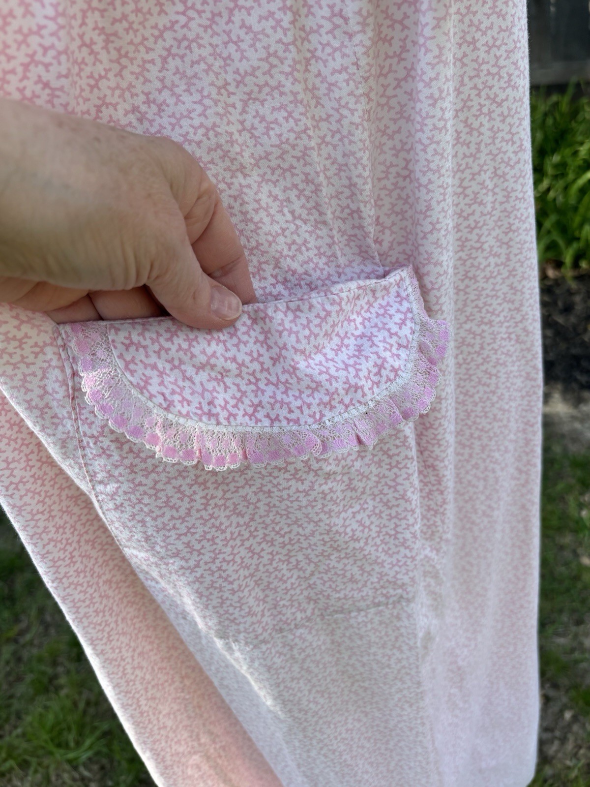 VTG 1950s House Dress Wife Pink COTTON Button Pocket Lace XL 42x42x48 43″Long