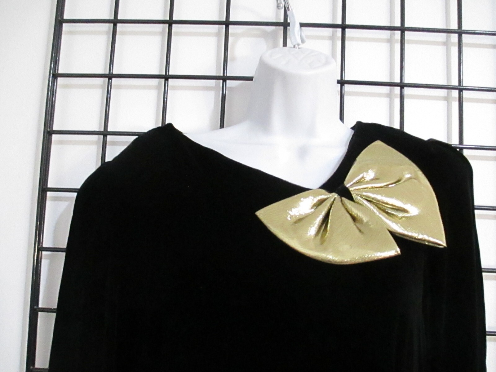 VINTAGE HALSTON III / HONG KONG 🌸 SIZE 6==BLACK / VELVET / LONG SLEEVE DRESS