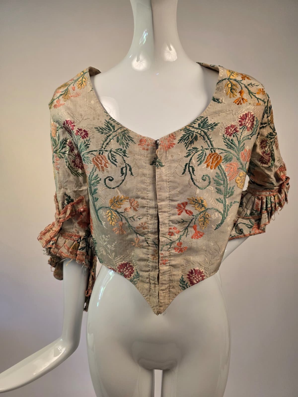 18TH C c 1760’S MULTI COLOR FLORAL SILK BODICE W RUFFLE CUFFS + LACING FRONT