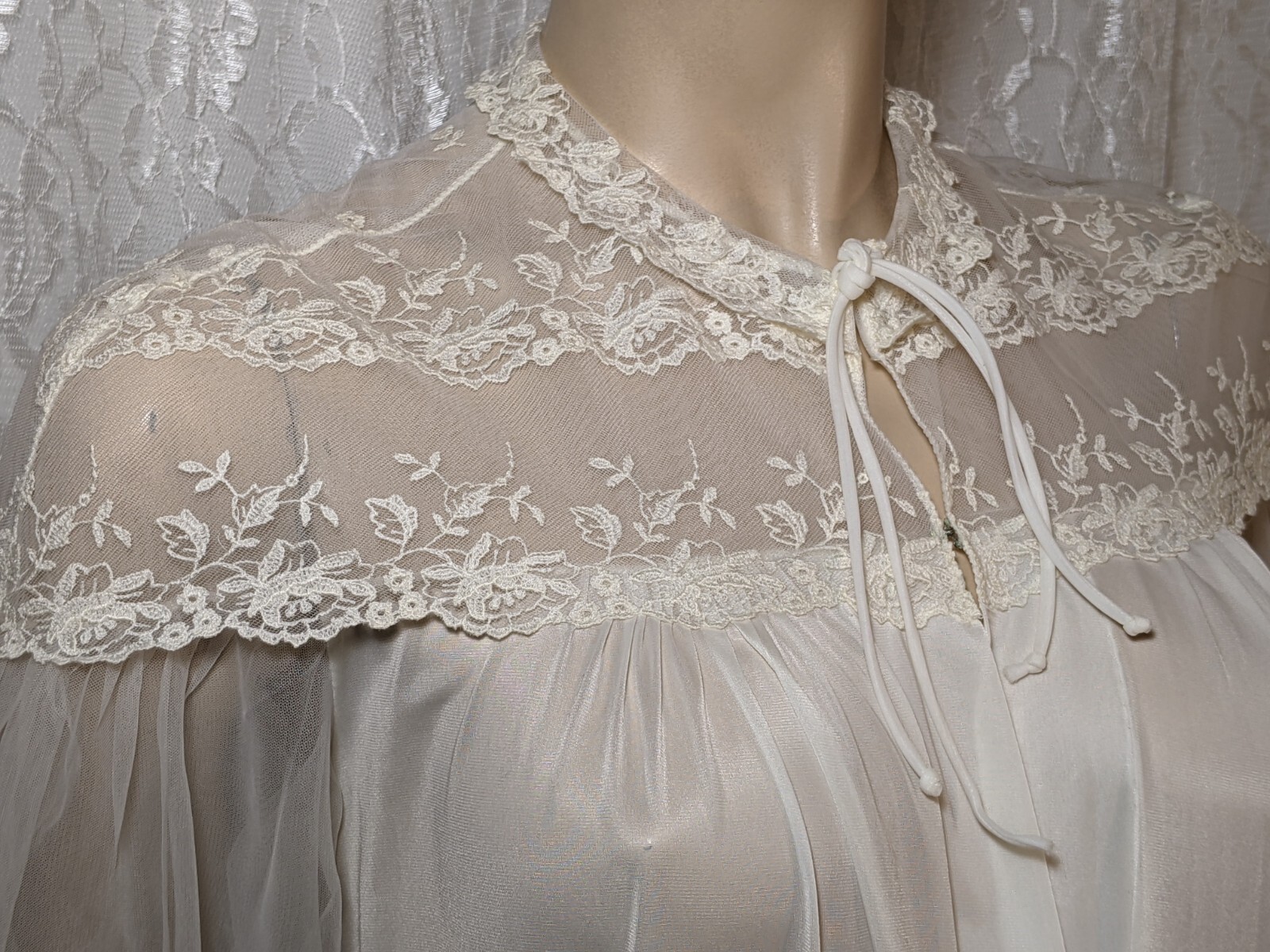 Vintage 1950s Vanity Fair ELEGANT Chantilly Lace Dressing Gown Peignoir Robe 34