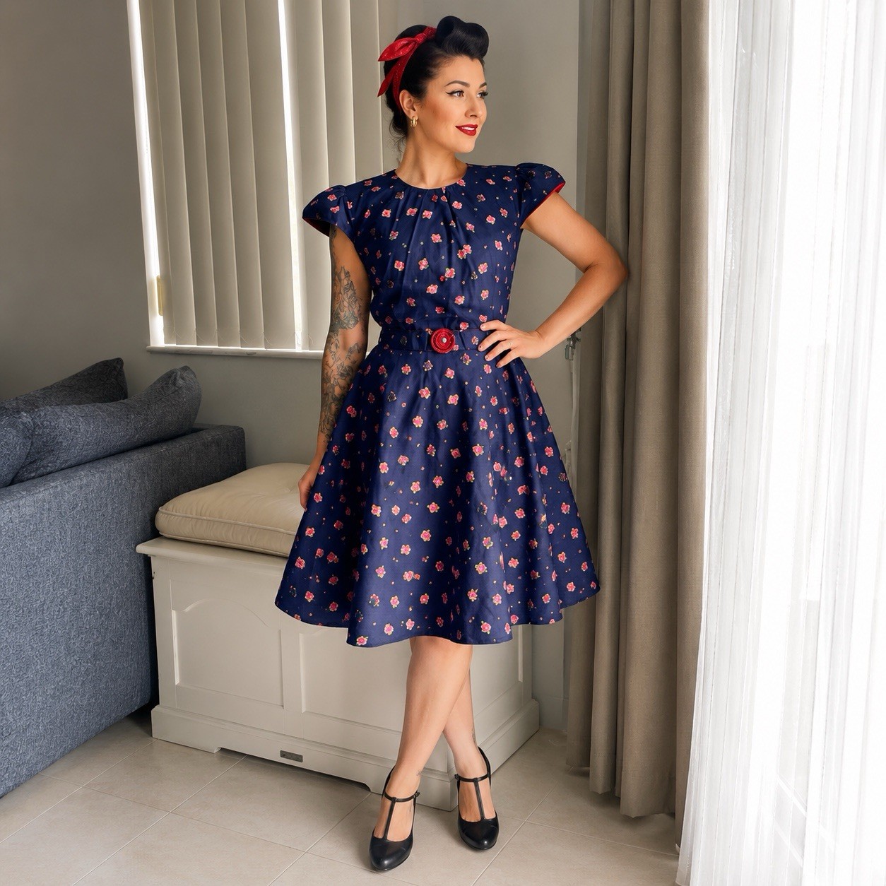 1950s navy blue Dress red print cinched waist rose buttons Rockabilly VTG M