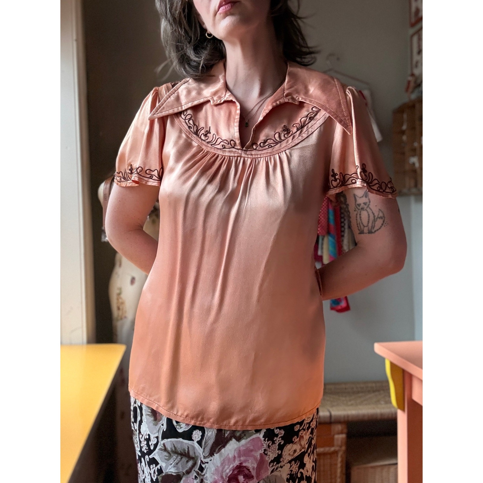 Vintage 70s Apricot Embroidered Top | Dagger Collar Flutter Sleeve | M