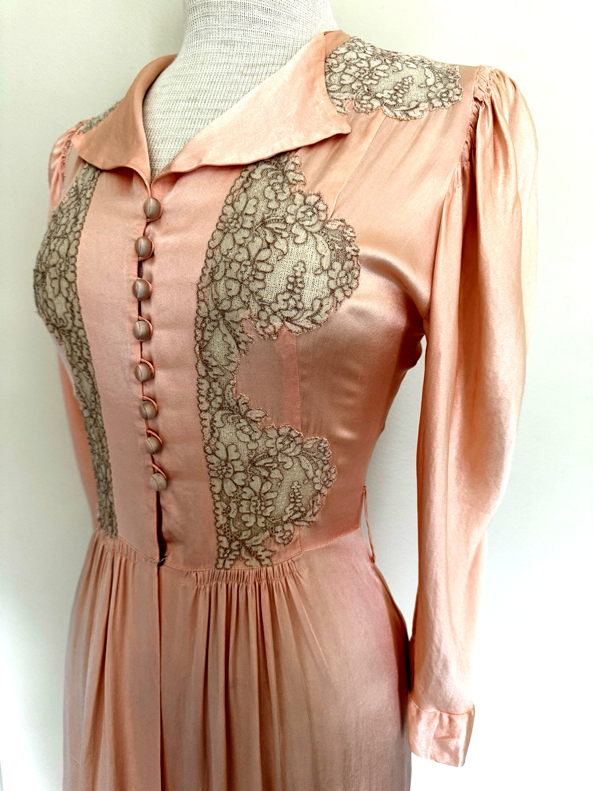 1930s FAMOUS-BARR Peachy Pink SILK NEGLIGEE Boudoir Robe Peignoir S Lace Trim