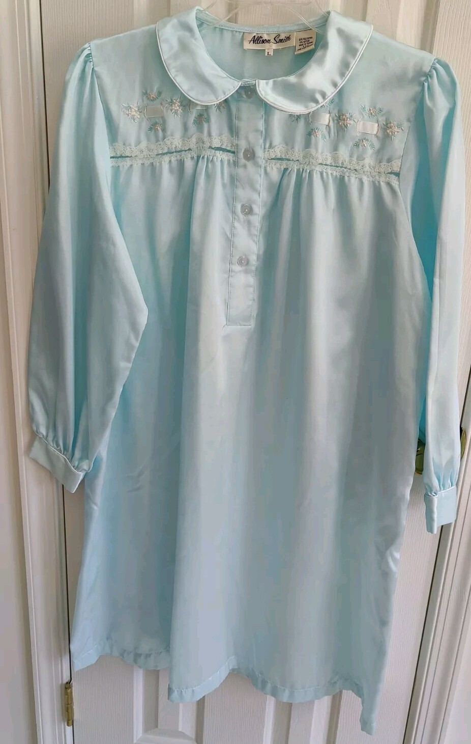 ALLISON SMITH Vintage satiny nightgown Large Lace Embroidered Collared 3 Button