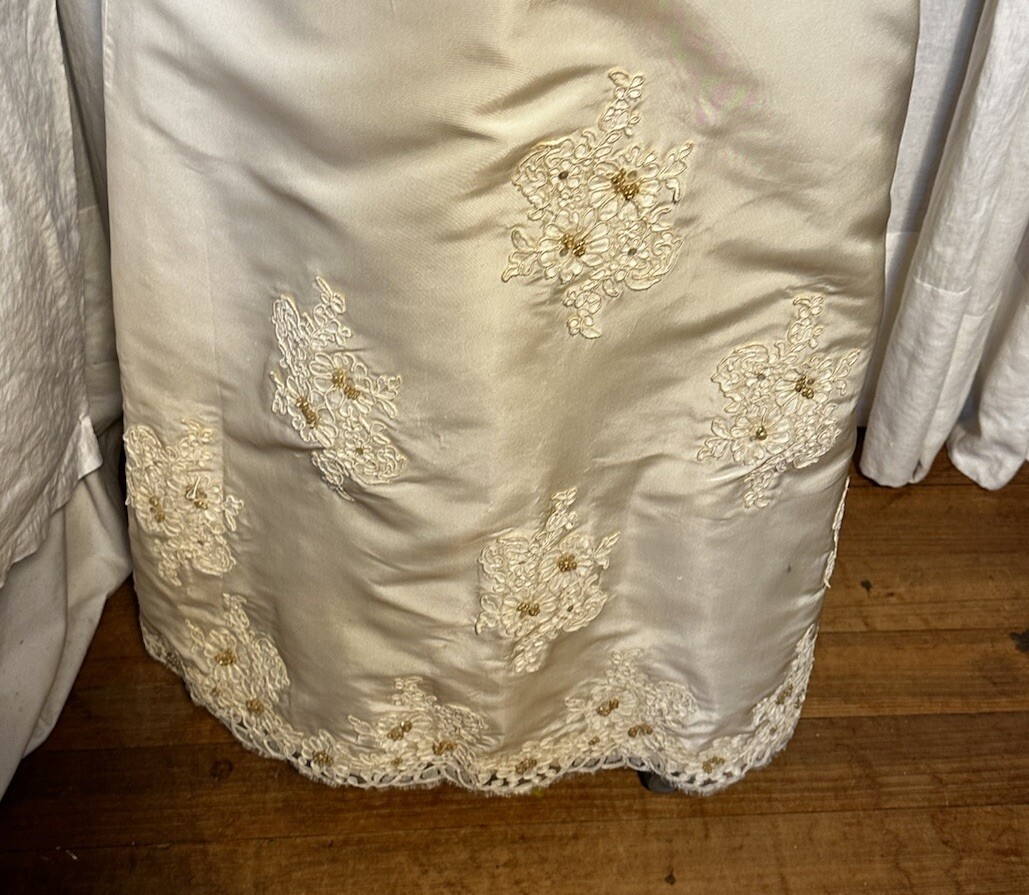 True Vintage Women’s Ivory Silk /Lace A/line Wedding Dress Sz XS Pre-owned