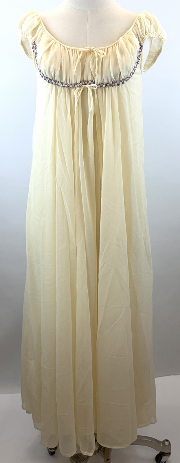 Vintage 1960s ”Duchess” Milkmaid Size 7 Soft Butter Yellow Peignoir Set