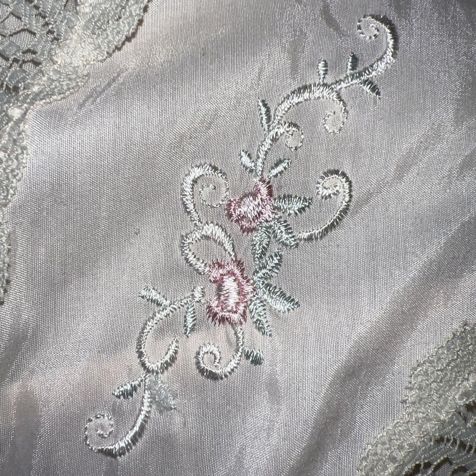 Vintage 1970s Vanity Fair Women XL Nightgown Lace Trim Floral Embroider USA Made