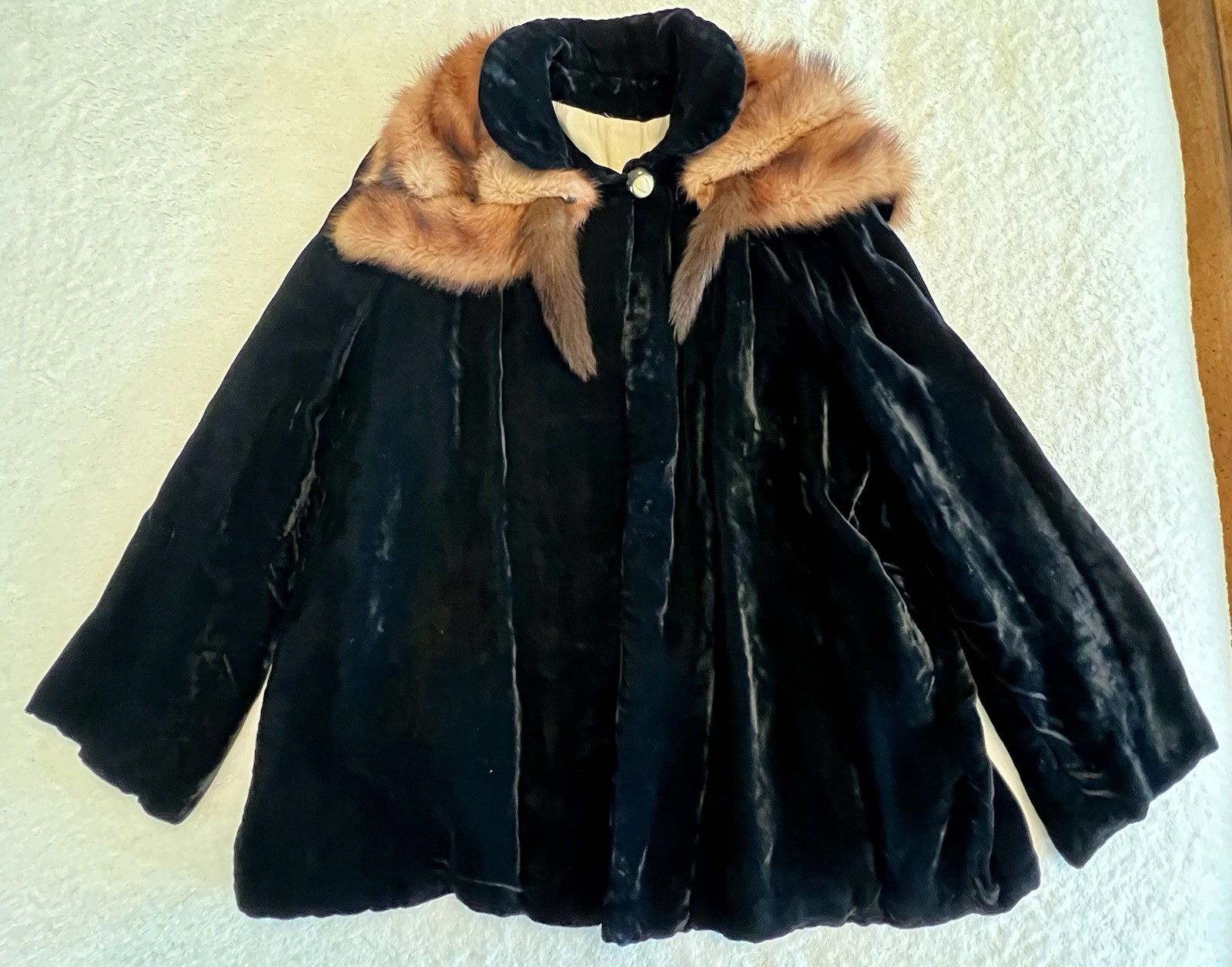 VICTORIAN Black velvet jacket with reddish~brown fox collar; very soft/cool!