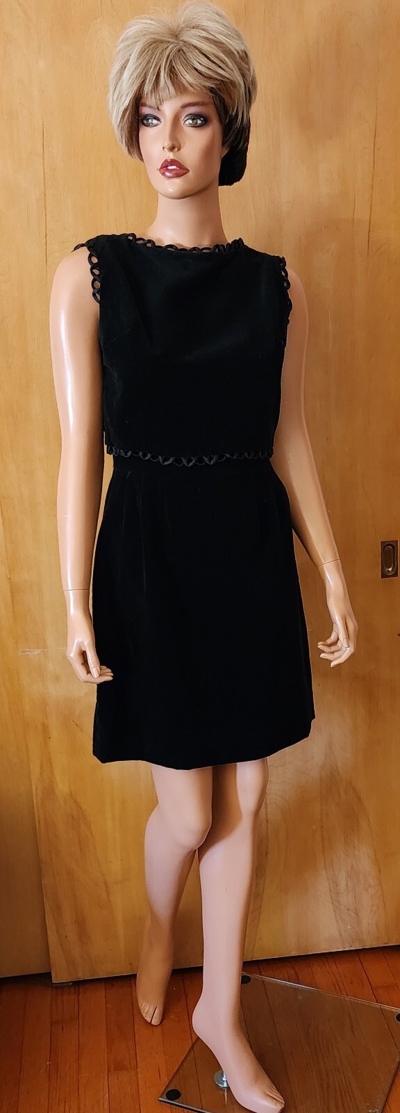 WOMEN’S VINTAGE 50’S ERA BLACK VELVET DRESS ~ REFER TO MEASUREMENTS