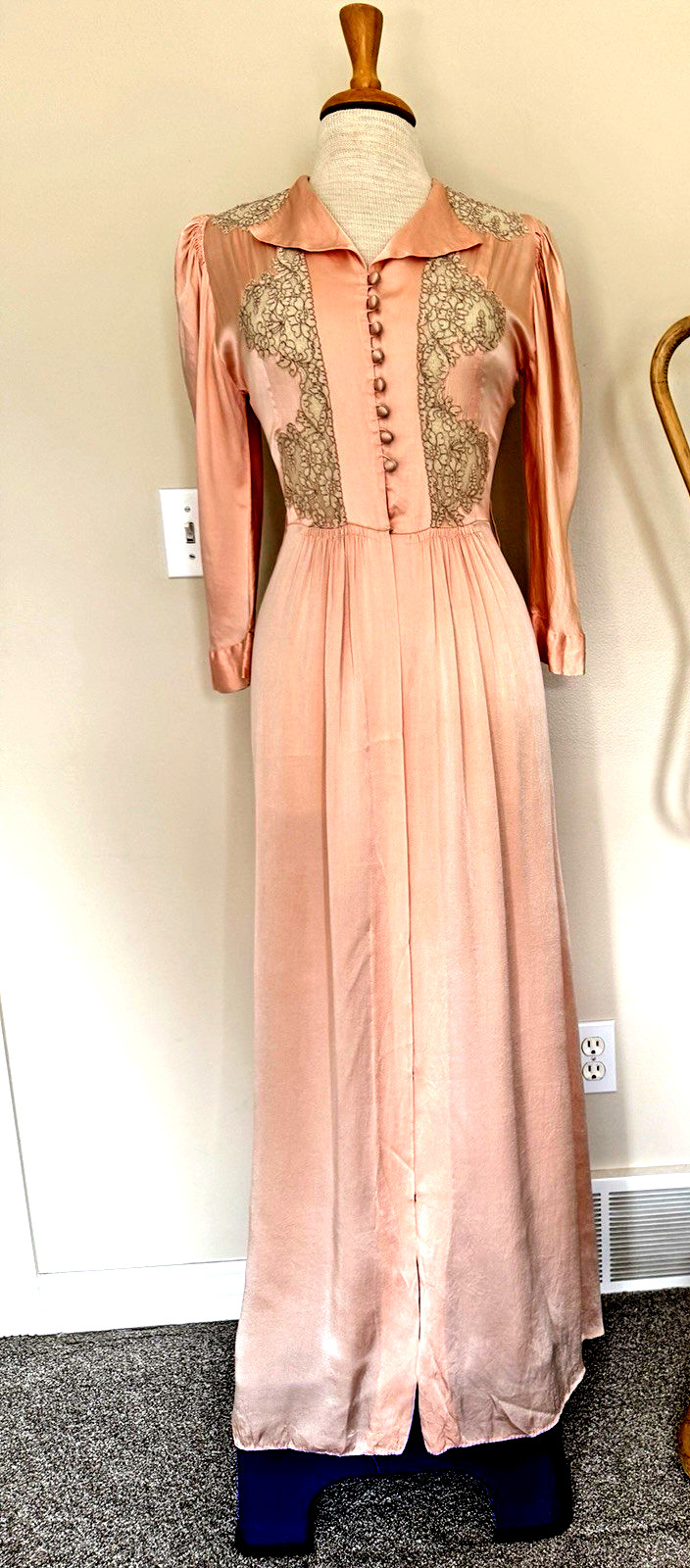 1930s FAMOUS-BARR Peachy Pink SILK NEGLIGEE Boudoir Robe Peignoir S Lace Trim